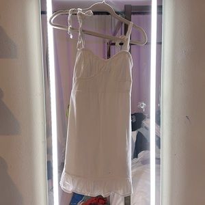 pretty white Hollister dress! it has only been worn once and a XS woman's.